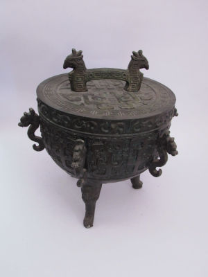 כלי מתכת עם מכסה מעוטר תבליטים עם כלי מתכת ופלסטיק מבפנים גובה כולל מכסה כ30 ס''מ קוטר מכסה 22 ס''מ