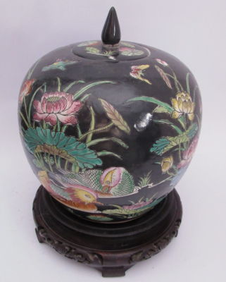 כד פורצלן גדול עם מכסה מעוטר ציורים עבודת יד צמחים וציפורים ומעמד עץ גובה כולל מעמד עץ כ31 ס''מ 