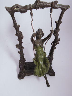 פסל ברונזה בסגנון ארט נובו נערה בנדנדה גובה 24 ס''מ בסיס 13X7 ס''מ