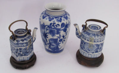 לוט 3 פסלי פורצלן מעוטר ציורי יד הכולל: וואזה חתומה גובה 15 ס''מ, 2 קנקני תה עם ידיות ברונזה 