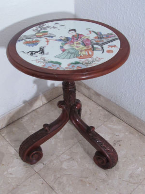 שולחן קטן עץ גילוף עבודת יד עם פורצלן בחלק העליון מעוטר ציורים עבודת יד מהמזרח הרחוק גובה 48 