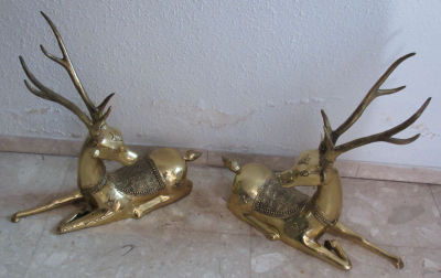 צמד פסלי פליז\נחושת לקמין גדולים מרשימים בדמות איילים עבודת תבליטים גובה כולל קרניים 59 ס''מ 