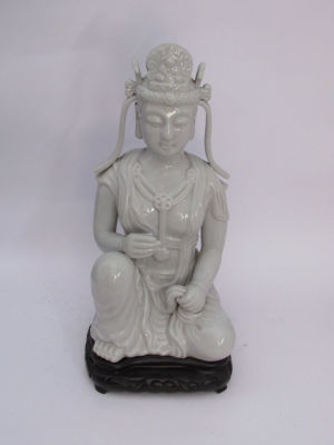 פסל פורצלן עם בסיס עץ מותאם דמות חתום בהטבעה ללא פגמים גובה כולל בסיס עץ 42 ס''מ מידות בסיס 