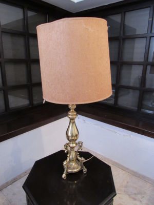 מנורת פליז מרשימה וגדולה עם אהיל בד במצב עבודה ומותאם לחשמל ישראלי גובה כולל אהיל 108 ס''מ