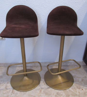 זוג כיסאות בר מתכת וריפוד, מושב מסתובב במצב טוב גובה משענת אחורית 85 ס''מ גודל מושב 32X34 ס''מ