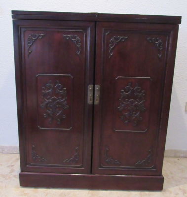 בר משקאות סיני ישן מעוטר תבליטים ומתכת נפתח, גודל חלק עליון פתוח 183X45 ס''מ גודל חלק עליון 