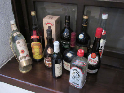 לוט 12 בקבוקי משקאות חריפים שונים כולם סגורים לא נפתחו עם מעמד