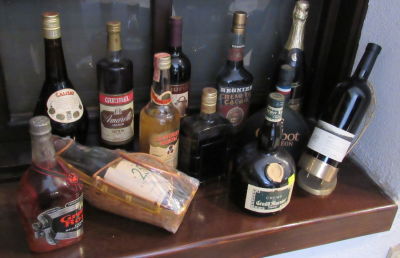 לוט 12 בקבוקי משקאות חריפים שונים כולם סגורים לא נפתחו עם מעמד