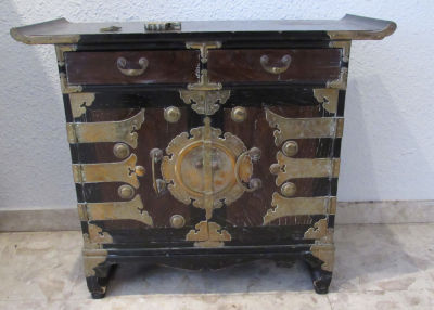 שידה סינית ישנה עץ ומתכת ישנם 2 מגירות ותה אחסון בנוסף ישנם פגמים ראו בתמונות גובה 60 ס''מ גודל 