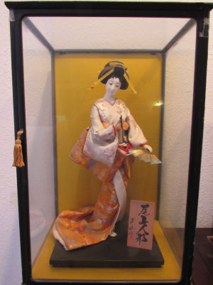 בובה יפנית פורצלן ובד דמות גיישה בקופסת זכוכית מקורית גובה הבובה 50 ס''מ גודל הקופסא 60X30X37 ס''מ