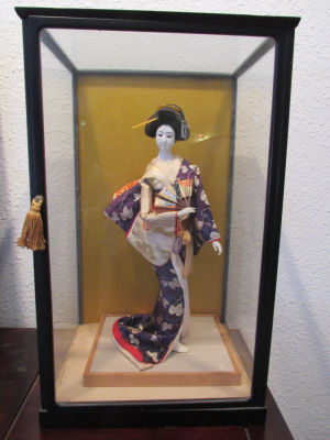 בובה יפנית פורצלן ובד דמות גיישה בקופסת זכוכית מקורית גובה הבובה 42 ס''מ גודל הקופסא 53X31X27 ס''מ