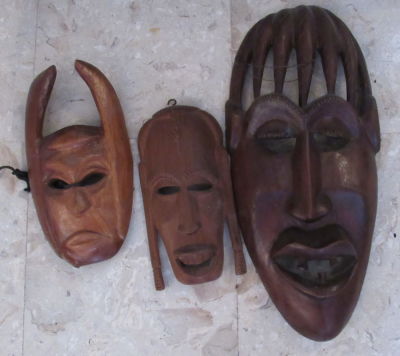 לוט 3 מסיכות עץ אפריקאיות גילוף עבודת יד מידות 50,25,28 ס''מ