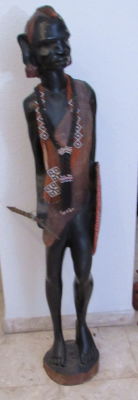 פסל עץ אפריקאי גדול מרשים גילוף עבודת יד מעוטר מגן כלי נשק ושרשראות צבוע ביד גובה 125 ס''מ