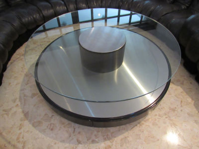 שולחן סלוני עץ, מתכת וזכוכית גובה 42 ס''מ קוטר 130 ס''מ ישנם מעט פגמים