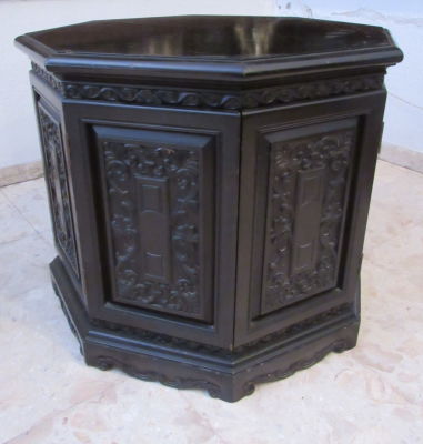 שולחן שידה סיני ישן עץ עבודת תבליטים בעץ בצורה מתומן עם אחסון גובה 56 ס''מ קוטר 72 ס''מ ישנם 