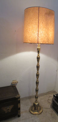 מנורת נחושת עומדת גדולה מרשימה עם אהיל בד מעוטר תבליטים גובה כולל אהיל 190 ס''מ מצב עבודה מותאם 