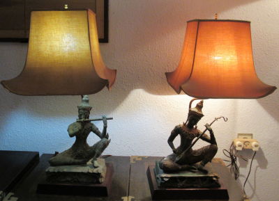 זוג מנורות ברונזה פליז ופטינה ירוקה עם שאריות הזהבה דמויות אסיאתיות עם כלי נגינה עם אהילי בד 