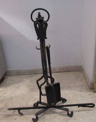 סט לאח ברונזה הבנוי מ-4 חלקים ובנוסף מעמד גובה המעמד 69 ס''מ