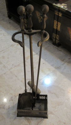 סט לאח ברונזה הבנוי מ-3 חלקים ובנוסף מעמד גובה המעמד 81 ס''מ