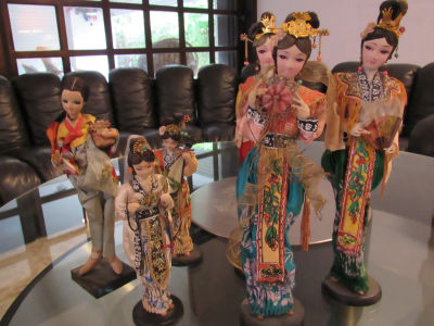 לוט 6 בובות בד עבודת יד נשים אסיאתיות גבהים בין 40-25 ס''מ