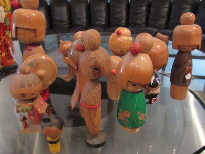 לוט 10 בובות עץ יפני גילוף עבודת יד צבועות ביד שונות גבהים בין 28-8 ס''מ 7 בובות חתומות 3 לא 