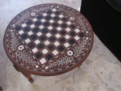 שולחן שח מט\דמקה עץ גילוף עבודת יד מעוטר עבודת מרקטרה עשוי חומר טבעי גובה 45 ס''מ קוטר 50 ס''מ