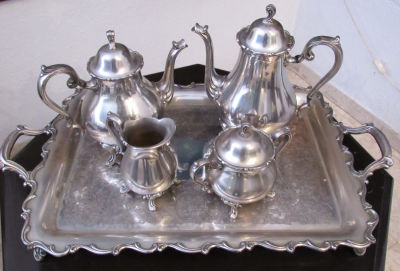 סט לקפה ותה: מגש גודל כולל ידיות 67X38 ס''מ, כלי לסוכר גובה 10 ס''מ , כלי לחלב גובה 12 ס''מ 