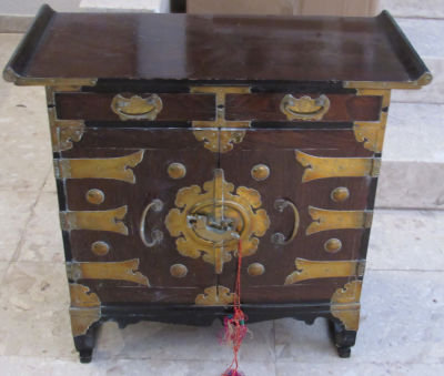 שידה סינית ישנה עץ ומתכת ישנם 2 מגירות ותה אחסון בנוסף ישנם פגמים ראו בתמונות גובה 60 ס''מ גודל 