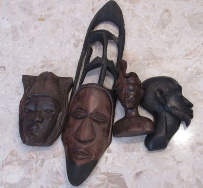 לוט 4 פריטי עץ אפריקאי מתוכם 3 מסיכות ופסל אחד גילוף עבודת יד מידות: 64, 22, 24, 22 ס''מ