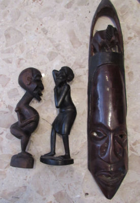 לוט 3 פריטי עץ אפריקאי מתוכם מסיכה באורך 80 ס''מ ו-2 פסלים גובה 38 ס''מ כל אחד גילוף עבודת יד