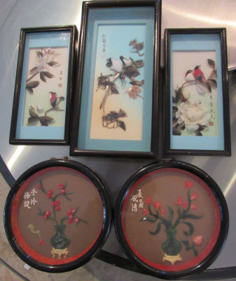 לוט 5 מסגרות שבותכן דמוי אבני חן סינטטיות כנראה פלסטיק בצורות פרחים וציפורים עבודת אמן כולם 