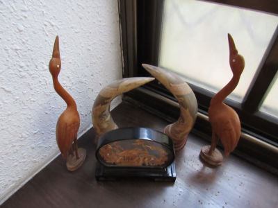 לוט 5 פריטים שונים: 2 פסלי עץ זוג קרניים ופריט עבודת שעם גובה פסלי העץ 37 ס''מ גובה הקרניים 22 