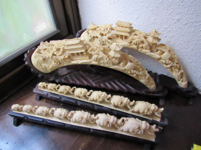 לוט 4 פסלים עשוי מחומר סינטטי ייצוק שונים עם בסיסי עץ חלקם עם פגמים מידות: אורך בין 46-50 ס''מ