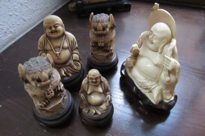 לוט 5 פסלים עשוי מחומר סינטטי ייצוק בודהה ודמויות מיתולוגיות חלקם עם פגמים מידות: גבהים בין 