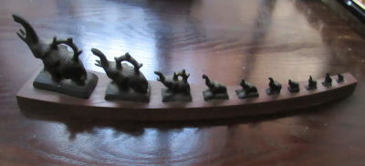 10 פסלים עם בסיס עץ בצורת קרן הפסלים מברונזה\פליז בדמות פילים אורך בסיס עץ 52 ס''מ