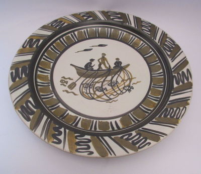 צלחת לפיד קרמיקה ציור יד חתומה שייטים קוטר 35 ס''מ