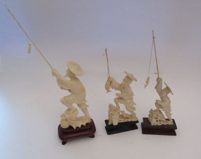 לוט 3 פסלים גילוף עבודת יד דמות דייגים מהמזרח הרחוק עם בסיס עץ גבהים כולל בסיס בין 21-17 ס''מ