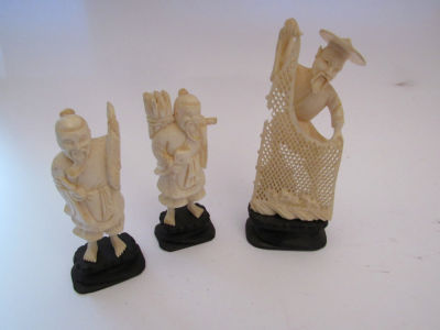 לוט 3 פסלים גילוף עבודת יד דמות עובדי כפיים מהמזרח הרחוק עם בסיסי עץ גבהים כולל בסיס בין 10-13 ס''מ