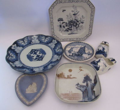 לוט 7 פריטי פורצלן שונים: צלוחיות ומאפרות מעוטר ציורים שונים מידות: קוטר הצלוחיות בין 22-14 