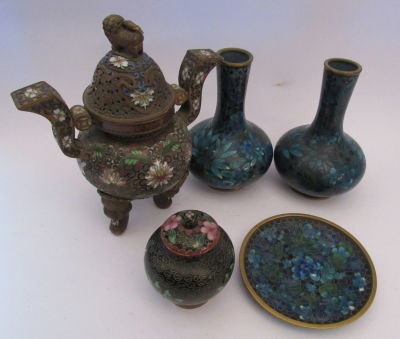 לוט 5 כלי קלוזונה: זוג אגרטלים גובה 12 ס''מ כל אחד, קערה עם מכסה גובה 7 ס''מ, צלוחית קוטר 10 