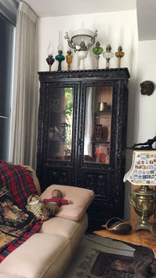 ויטרינה ארון עץ וזכוכית עבודת גילוף עם תאורה ומגירה תחתונה גובה 195 ס״מ רוחב 112 