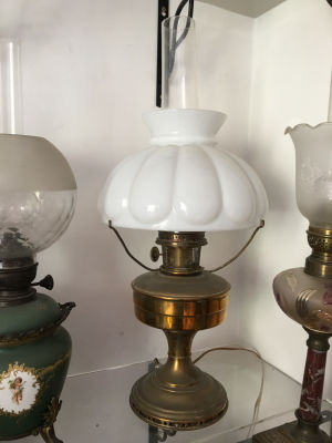 עששית נחושת עתיקה MAMTLE LAMP SO ALADDIN שהוסבה לחשמל מתאים לישראל במצב עבודה עם אהיל זכוכית 
