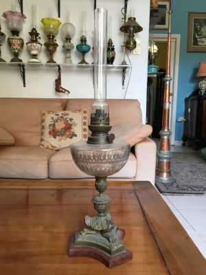 עששית ברונזה וזכוכית חיתוך עבודת יד עתיקה עם אהיל זכוכית מרשים ואיכותי גובה 59.5 ס''מ גודל בסיס 