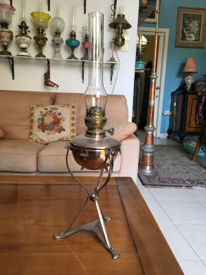 עששית מתכת עתיקה MATADOR עם אהיל זכוכית מרשים ואיכותי גובה כולל אהיל 65ס''מ 
מעיכות כלות ראו בתמונות