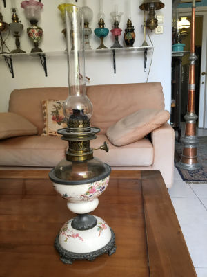 עששית פורצלן, ברוזנה וזכוכית עתיקה גרמני מעוטר ציור עבודת יד עם אהיל זכוכית מרשים ואיכותי גובה 