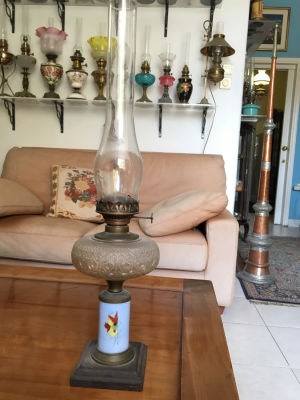 עששית פורצלן מתכת וזכוכית מעוטר ציור עבודת יד גובה כולל אהיל 65 ס"מ גודל בסיס 12X12 ס"מ