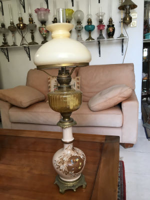עששית ברונזה פרוצלן עם ציור עבודת יד וזכוכית מעוצב מרשים גובה כולל אהיל 69 ס"מ