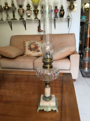 עששית ברונזה שיש וזכוכית מאת פגמים בבסיס ראו בתמונות גובה כולל אהיל 57 ס"מ גודל בסיס 12X12 ס"מ
