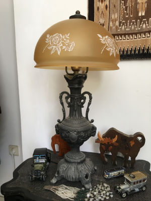מנורת שידה ברוזה ואהיל זכוכית במצב עבודה גובה כולל אהיל 60 ס"מ קוטר אהיל 30 ס"מ