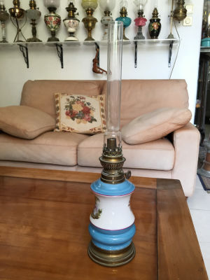 עששית פורצלן ומתכת מעוטר הדפס גובה כולל אהיל 48ס"מ קוטר 11ס"מ